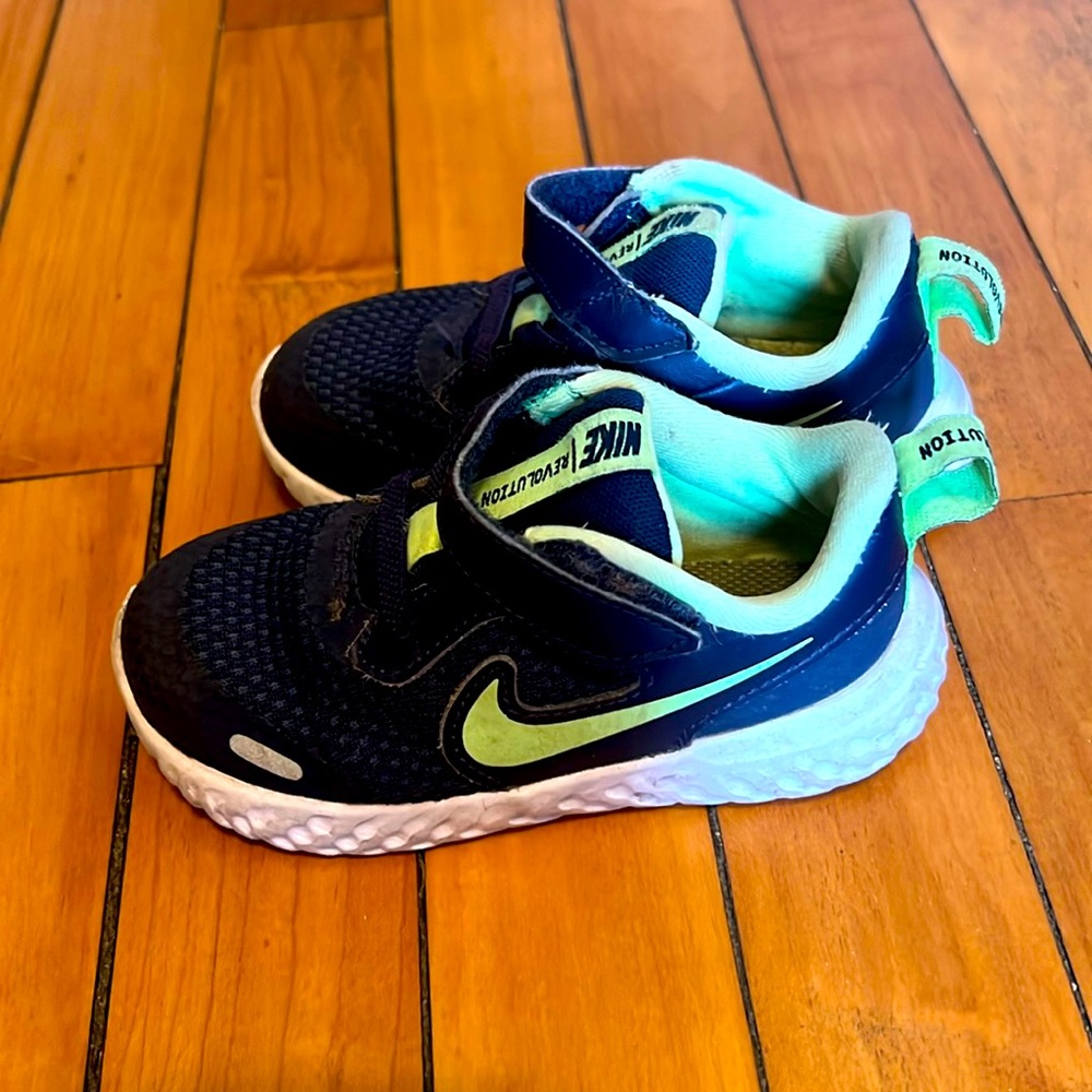 Nike sneakers size 7, great condition.